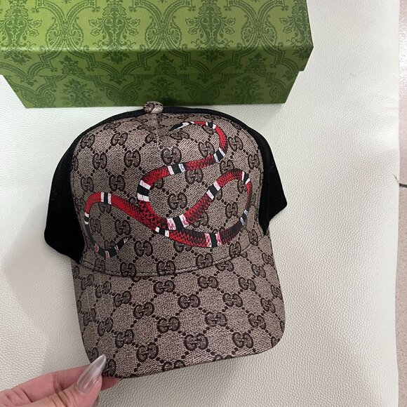 Authentic Gucci Cap with Box – Red Serpent Design – Excellent Condition - Picture 1 of 7
